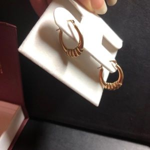 Robert Laurence Jewelry Hold Earrings